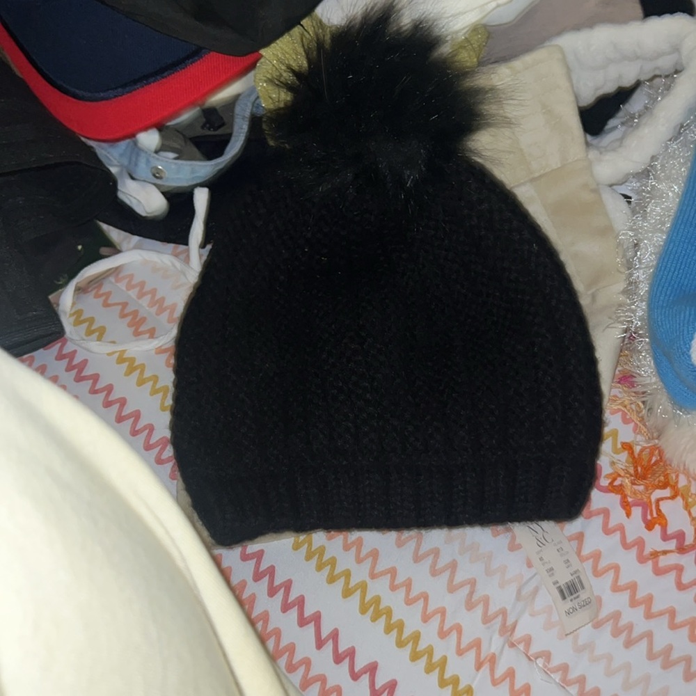 Black cable knit beanie - Picture 2 of 4